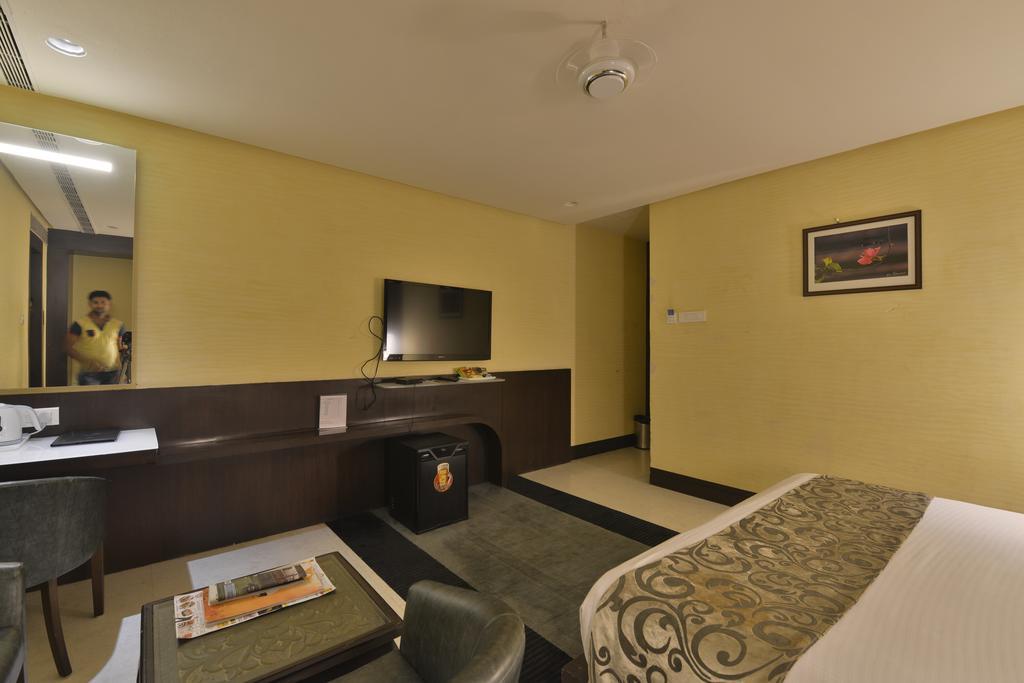 Hotel The Golden Oak à Rāipur Extérieur photo