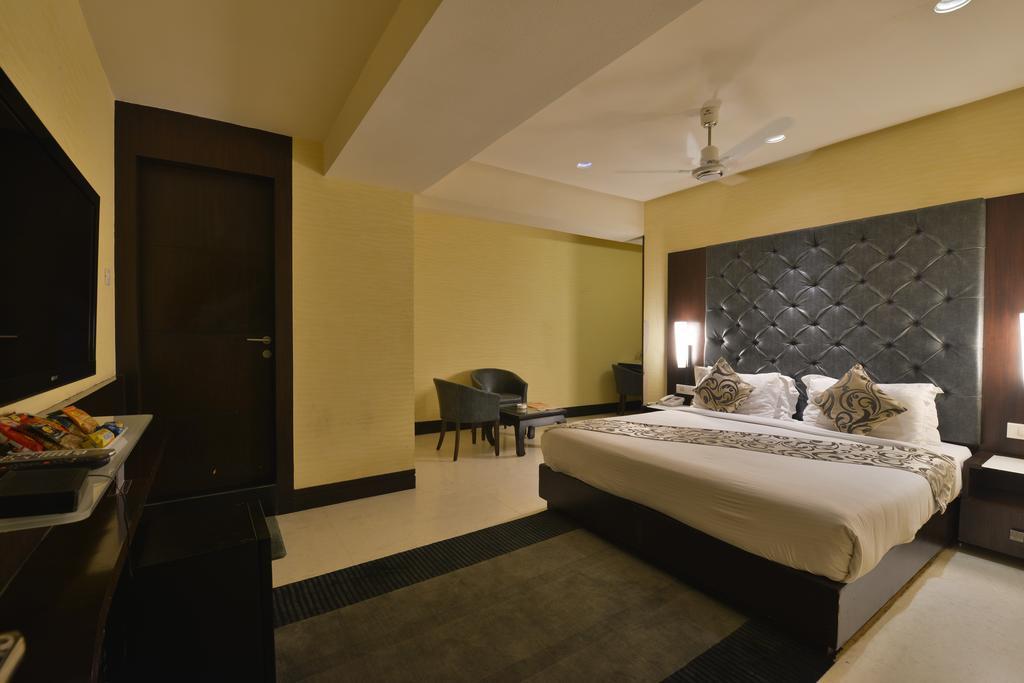 Hotel The Golden Oak à Rāipur Chambre photo